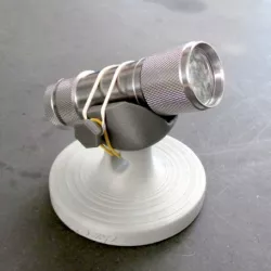 Universal 3D-printable flashlight stand