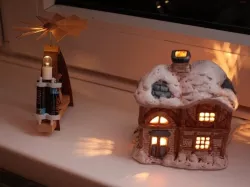 AAA minimalist batery holder clip (for cable-less winter house deco)