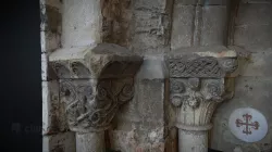 Left capitals, San Isidro de Dueñas
