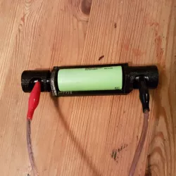 18650 charge helper with safety caps (M5 screws) -- 18650 Ladehilfe mit Sicherheitskappen (M5 Schrauben)