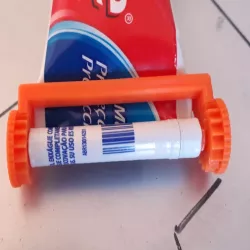 Minimalistc toothpaste saver or tube squeezer