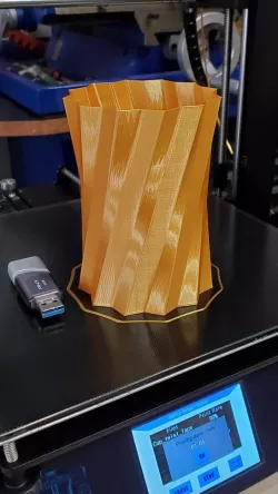 Cup twist facets vase