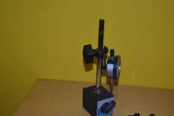 snug tightening knob for a dial indicator stand