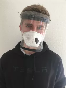 3D-Printed FACE SHIELD/MASK with a PET-Bottle | QiTech