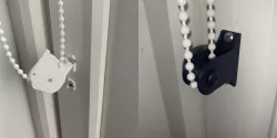 Roller blind string retainer