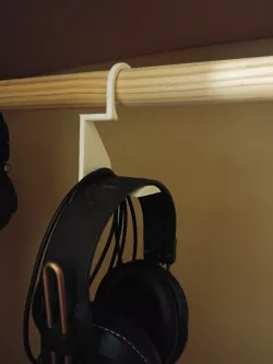Closet rod headphone hanger