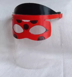 Pantalla tipo 6 basada en el diseño  HanochH para protección Covid-19 para uso infantil con motivos de héroes infantiles.