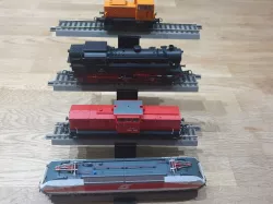 stackable stairs to display H0 scale trains on Roco tracks in a showcase