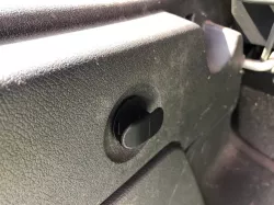 Jeep Cherokee XJ:  Halterung im Kofferraum / Bracket in the Trunk