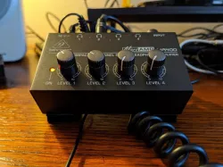Behringer HA400 Headphone Splitter Angled Stand