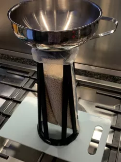 Support pour remplir sac sous-vide ou poche à douille