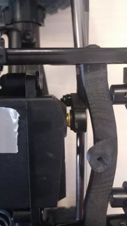 Axial SCX10 high servo clearence chassis brace