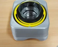 Self-leveling cup holder