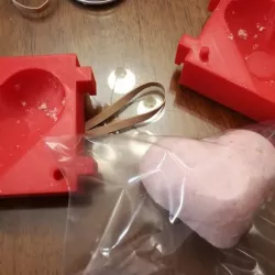 Heart-shaped bath bomb mold