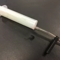 Hose lock for Shimano disk brake bleeding
