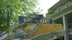 Waters Edge Mini Golf in Bird in Hand