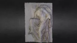 Niké poniéndose las sandalias