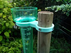 Houder / beugel voor regenwatermeter. Rainwater gauge holder / bracket.