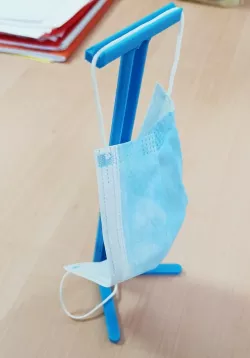 on desk covid mask holder / support de bureau pour masque covid