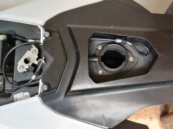 Ktm 690 smc r / enduro r 2019 - seat release under fuel cap