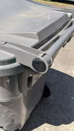 Garbage bin lid hinge