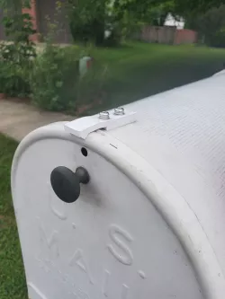 Mailbox door bracket clip