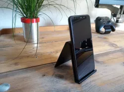 Simple And Sleek Smartphone Stand