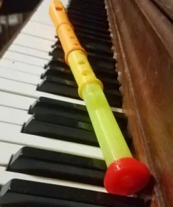 Recorder Extended with Bb Hole (includes Fingering Chart)