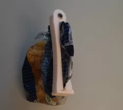 Solid clip for closing bags