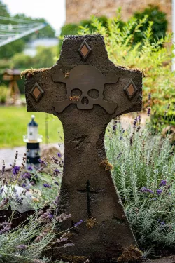 Halloween tombstone decoration - skull