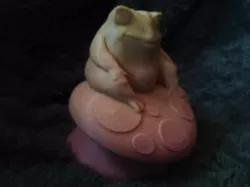 Pretty Frog Statue