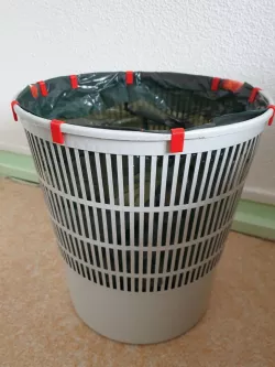 Trash can / bin clip