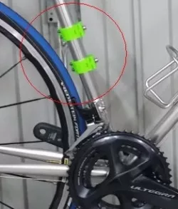 Abrazadera porta bidones