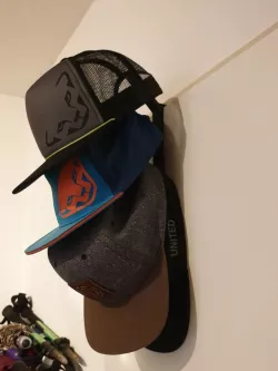 Basecap doorholder