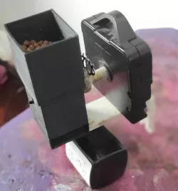 Comedero automático para peces / Automatic fish feeder