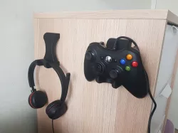 Xbox controller wall support