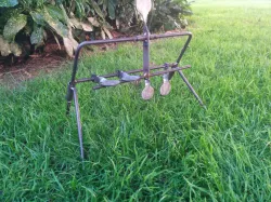 Self resetting shooting target
