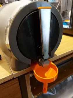 Hands free beer funnel for Pinter