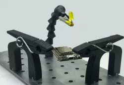 Helper clip "Muraffe" with magnetic feet using clothespin spring