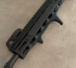 M-Lok handguard & Foregrip