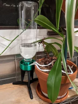 Wick-based automatic plant waterer