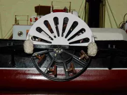 Feathering paddle wheel