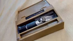 Refractometer box/holder