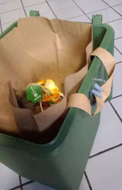 organic waste bag handle opening hook saw thing
