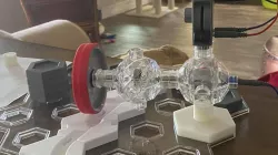 Adapter connector between Gravitrax and IQ-KEY STEM toy 
