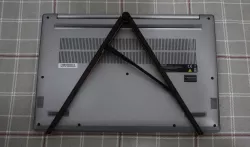 "COMPASSO" Solleva notebook ripiegabile (foldable laptop lift to free the cooling vents). Print in place