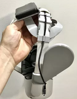Oculus Quest 2 strap support with battery mount