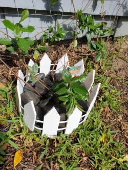 Small modular garden fence for around plants