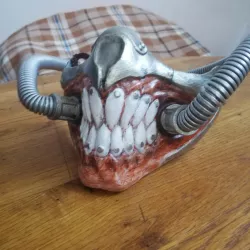Immortan Joe Mask, Sharp teeth