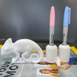 Chameleon pen holder